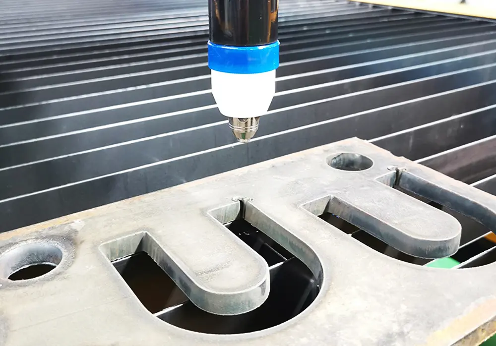 Plasma cutting machine for cutting thick metal