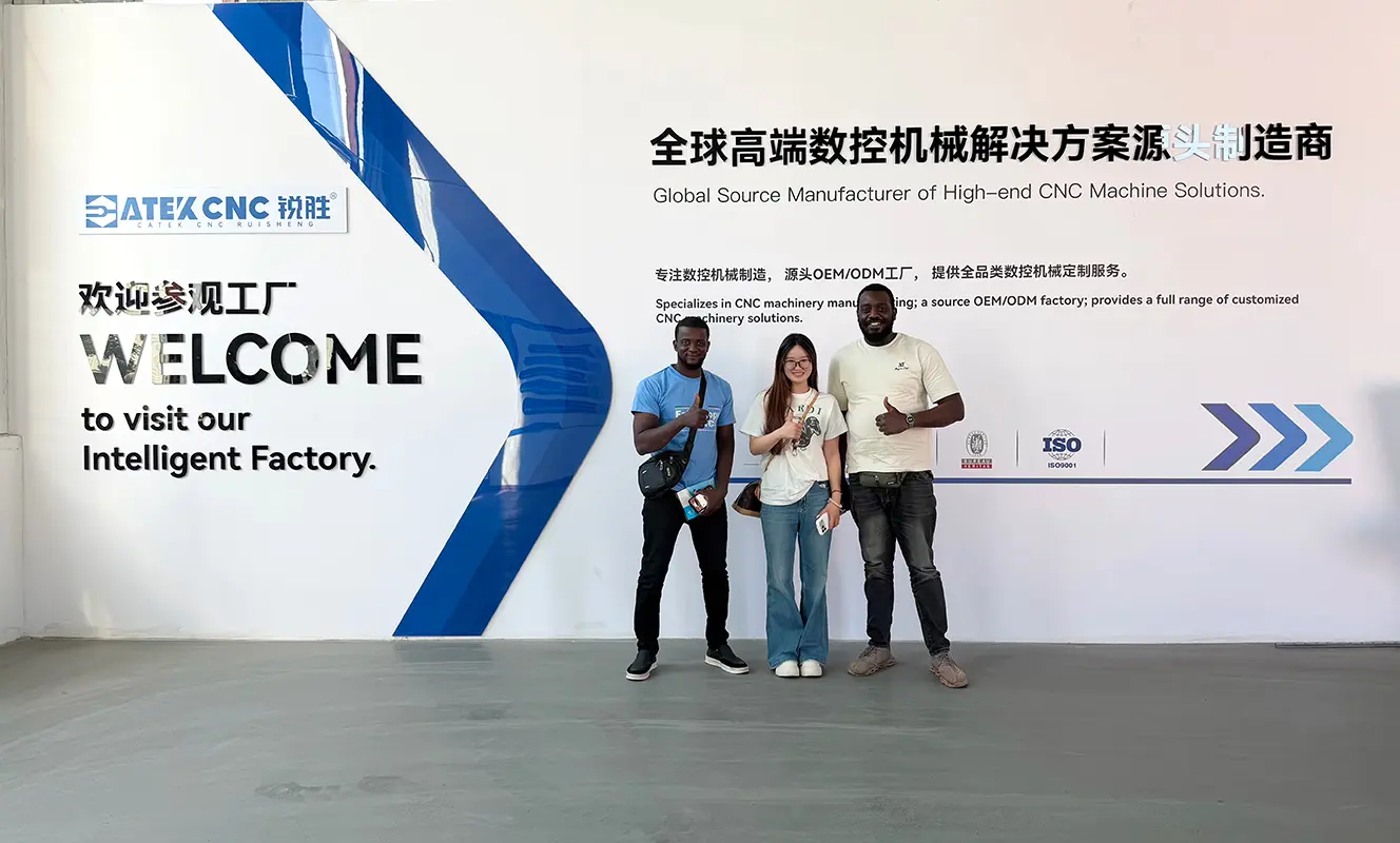 Nigerien clients visit factory