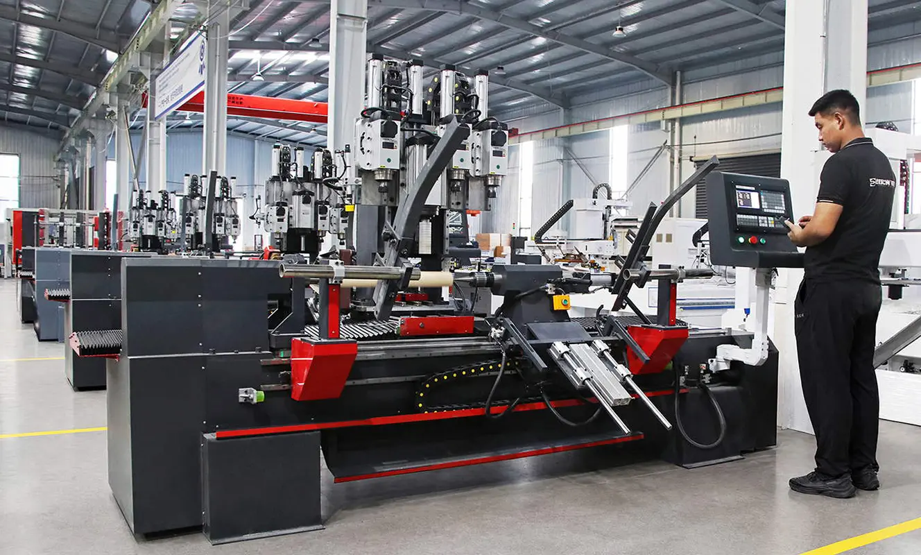 7T CNC Wood Lathe The technical team first demonstrated the turning function