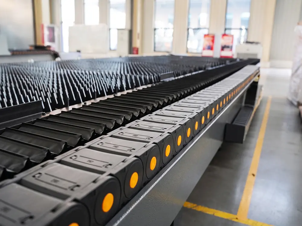 Fully enclosed cable carrier Fully enclosed cable carrier of the 5x10ft fiber laser metal sheet cutting machine