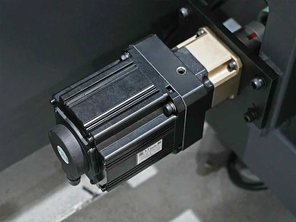 Inovance bus-based absolute servo motor and reducer of high-speed fiber laser tube cutting machine with automatic loading & unloading