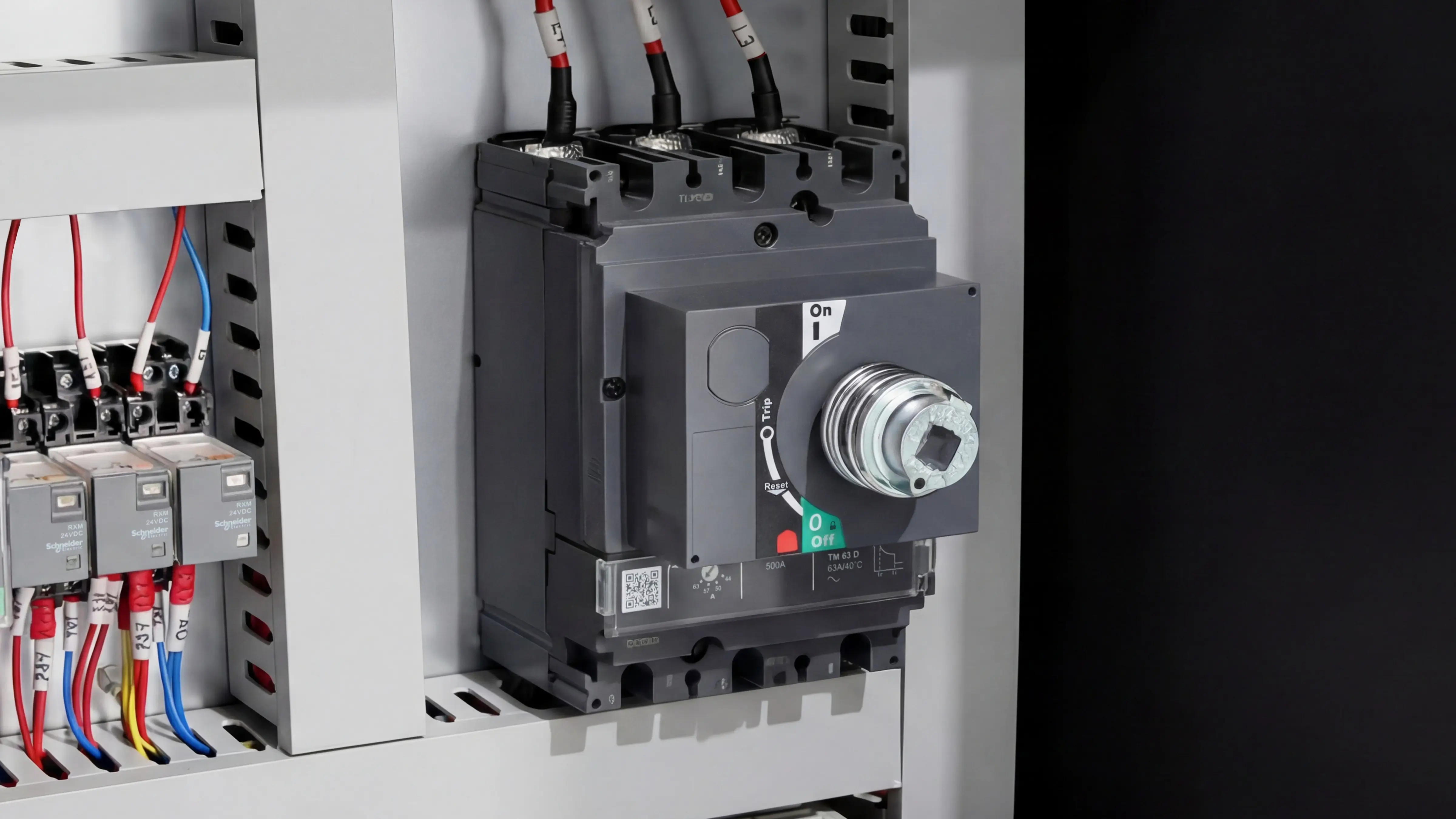 Interlock and short-circuit protection switch of Spire 1325 CNC router with flood cooling