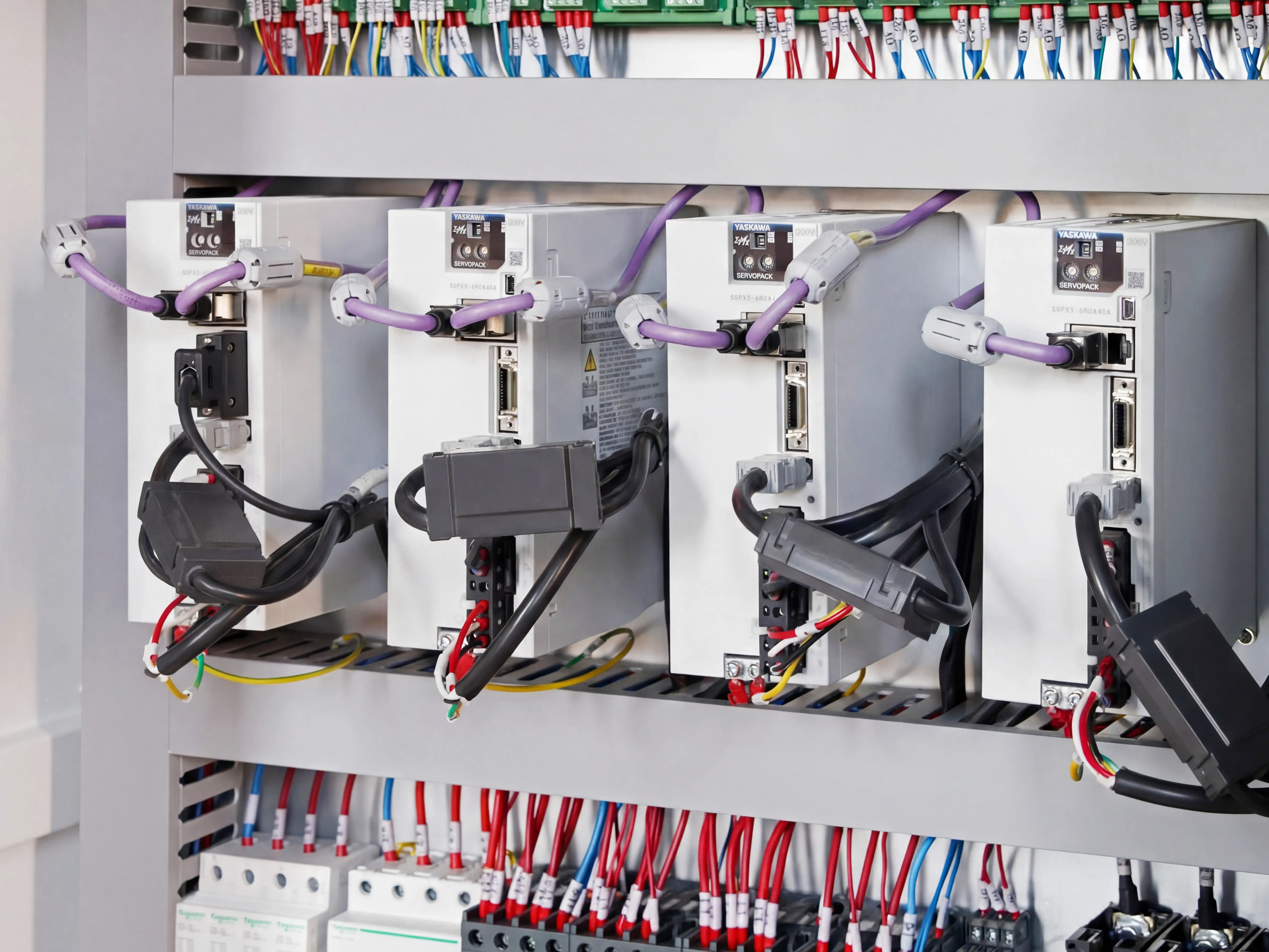 Yaskawa (Japan) 1300W bus servo drive of Spire 2130 ATC CNC router