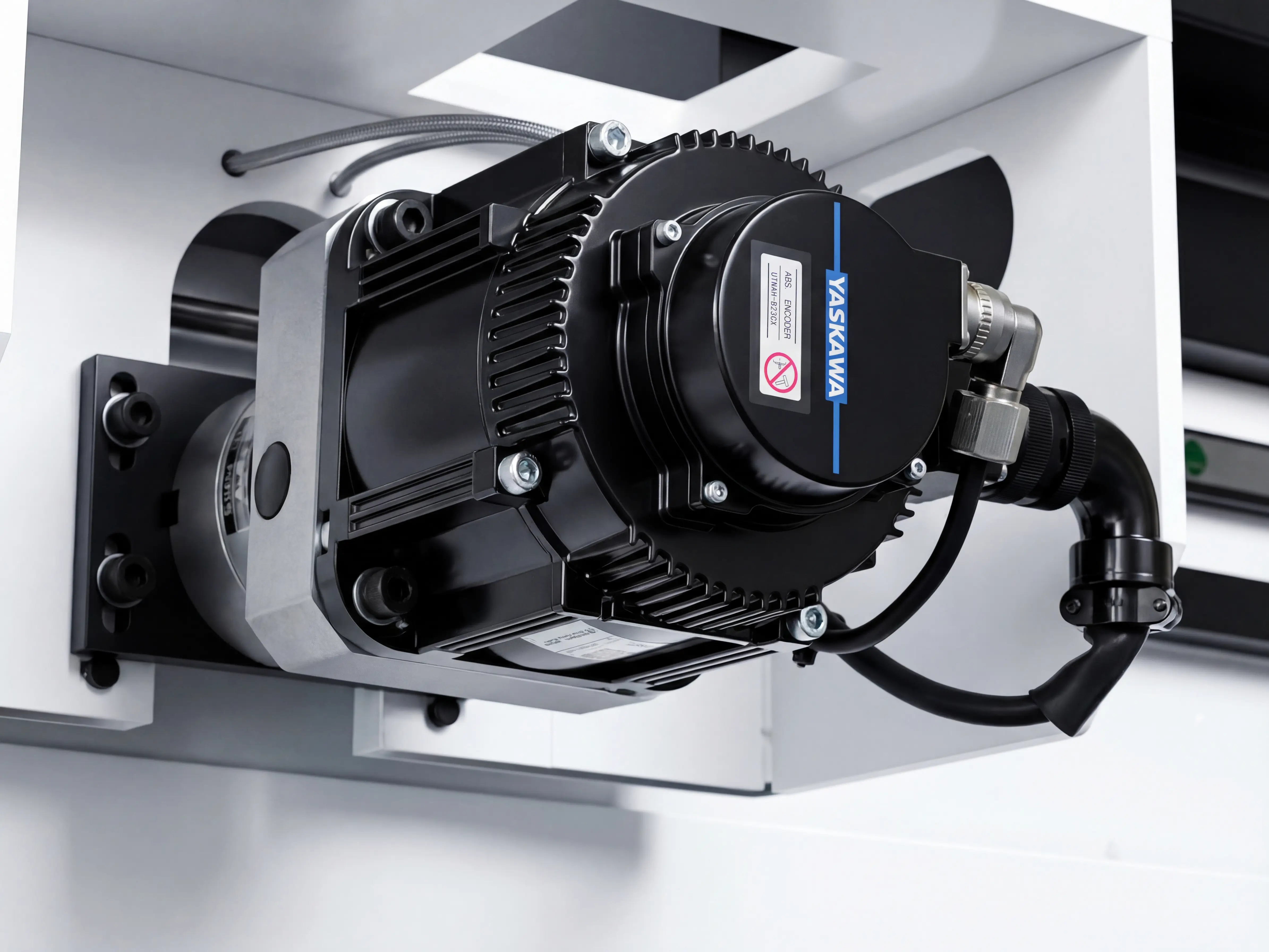 Yaskawa (Japan) 1300W bus servo motor for Y-axis of Spire 2130 ATC CNC router