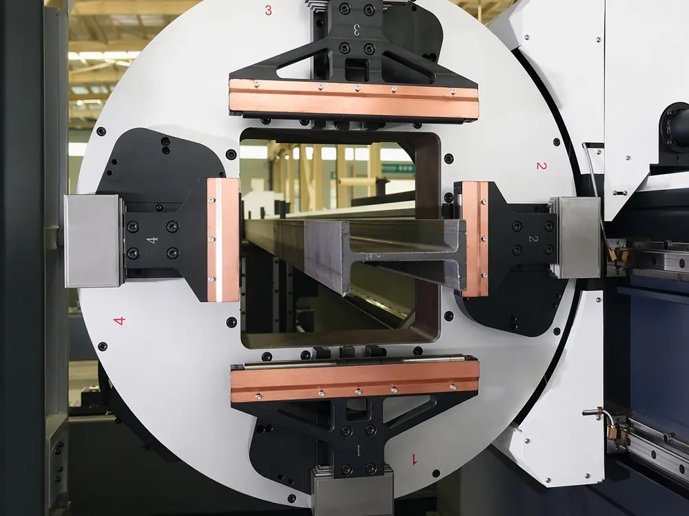 First front chuck First front chuck of the 3-chuck fiber laser tube cutting machine with bevel cutting