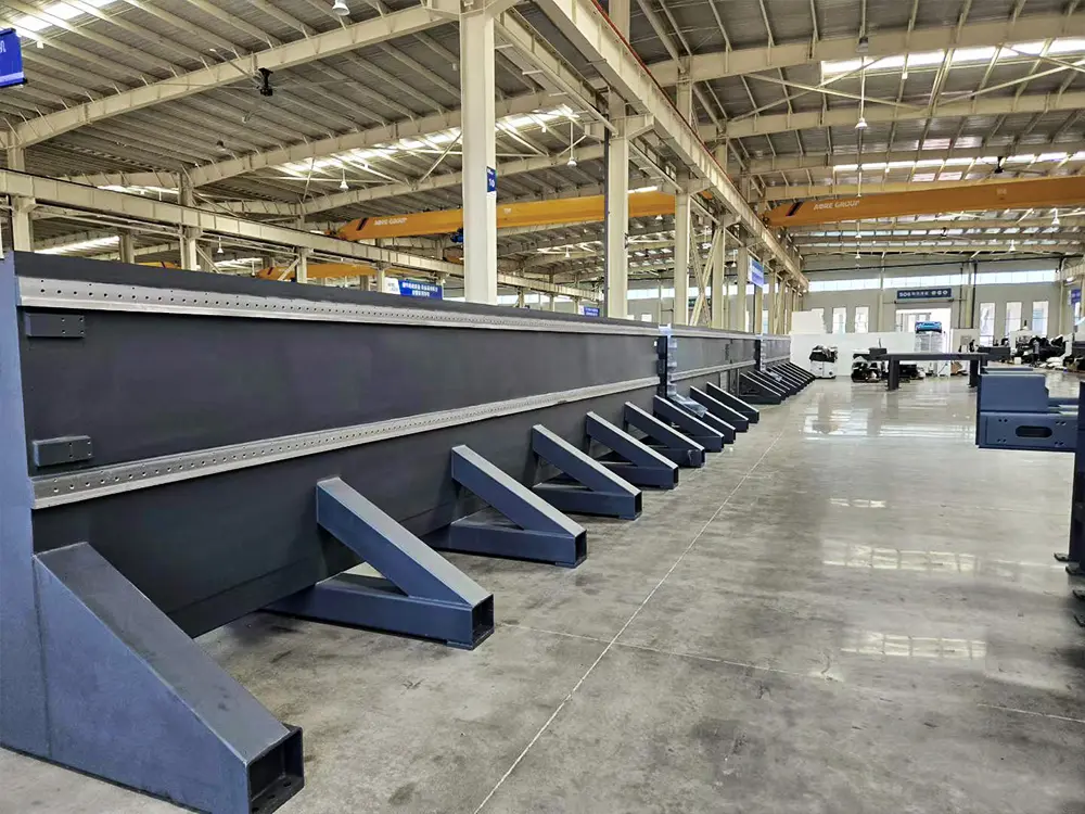 Heavy-duty side-mounted machine bed Heavy-duty side-mounted machine bed of the 3-chuck fiber laser tube cutting machine with bevel cutting