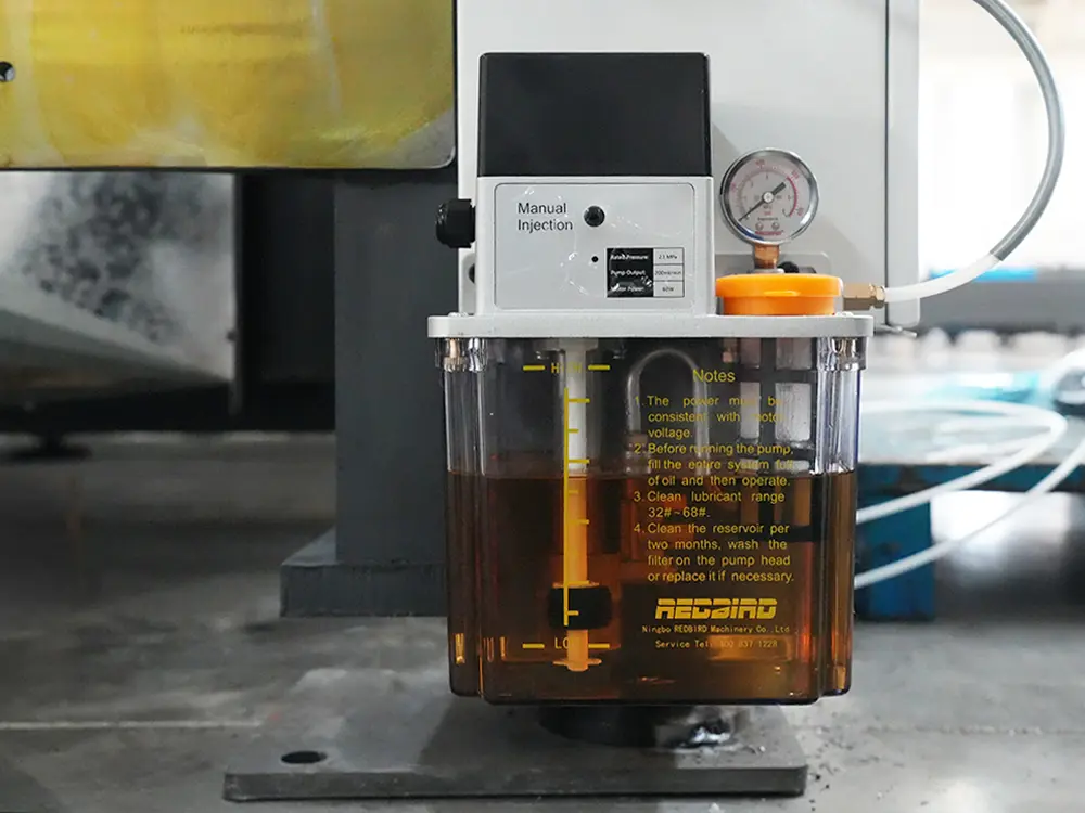 Automatic lubrication system Automatic lubrication system of the 3-chuck fiber laser tube cutting machine with bevel cutting