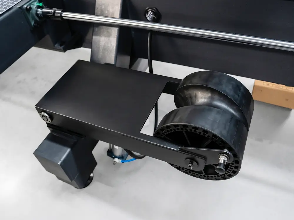 Follow-up support system Follow-up support system of large 4-chuck fiber laser tube cutting machine