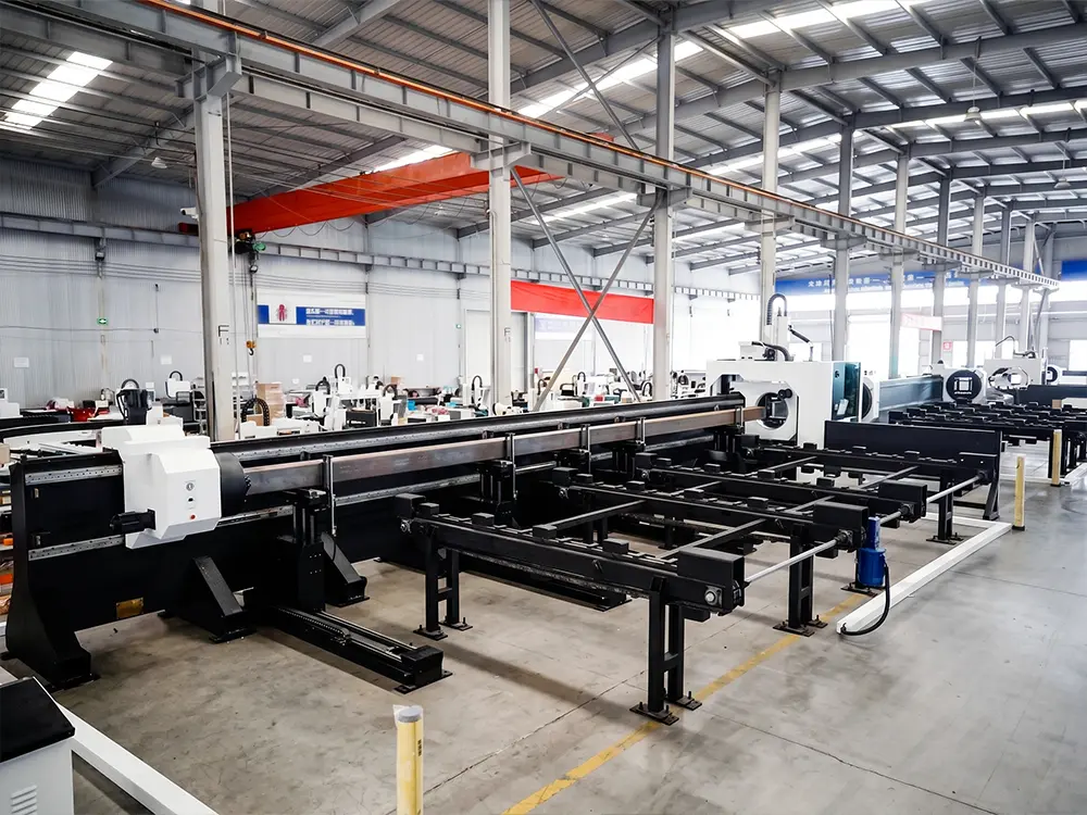 Front right view of the industrial large 4-chuck fiber laser tube cutting machine Front right view of the industrial large 4-chuck fiber laser tube cutting machine