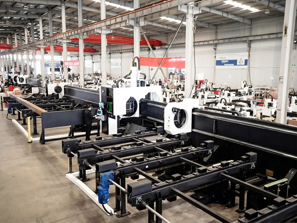 Front left view of the industrial large 4-chuck fiber laser tube cutting machine Front left view of the industrial large 4-chuck fiber laser tube cutting machine