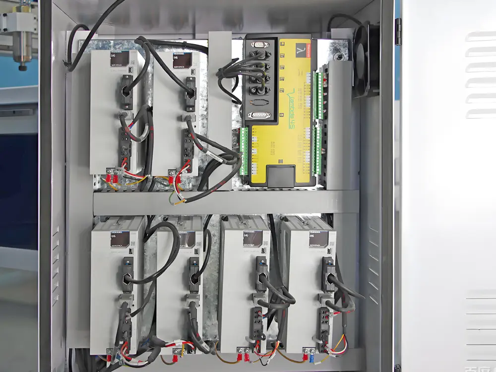Six 1300W Yaskawa servo system for CNC router