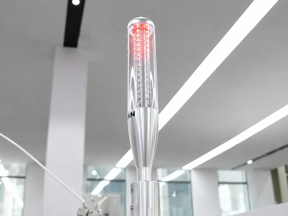 Tri-color status indicator light Tri-color status indicator light of the large-format fiber laser sheet cutting machine