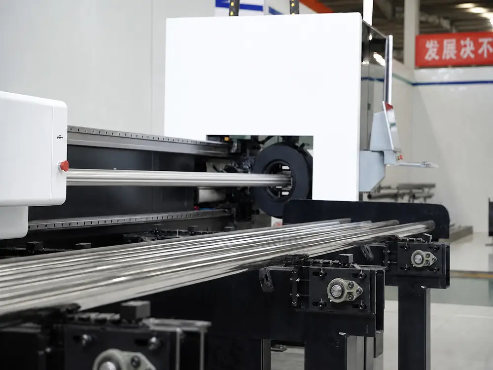 Automatic loading system Automatic loading system of the 2-chuck fiber laser tube cutting machine with feeding system
