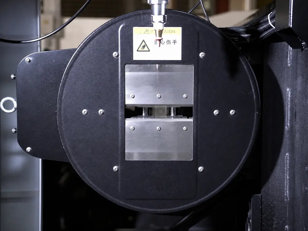 Front chuck Front chuck of the 2-chuck fiber laser tube cutting machine with feeding system