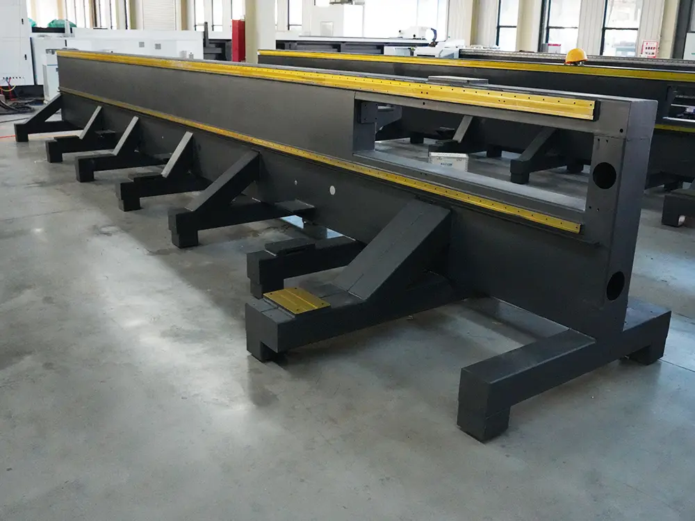 Heavy-duty side-mounted machine bed Heavy-duty side-mounted machine bed of the 2-chuck fiber laser tube cutting machine with feeding system
