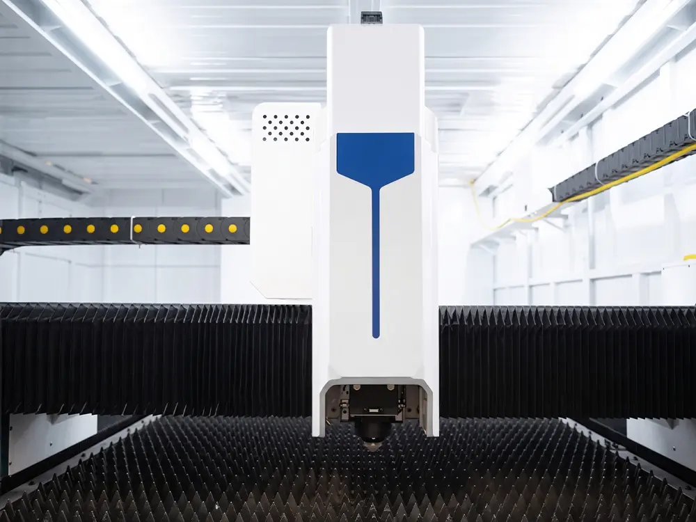 BOCHU BLT421S laser cutting head BOCHU BLT421S laser cutting head of the enclosed fiber laser sheet and tube cutting machine with shuttle table