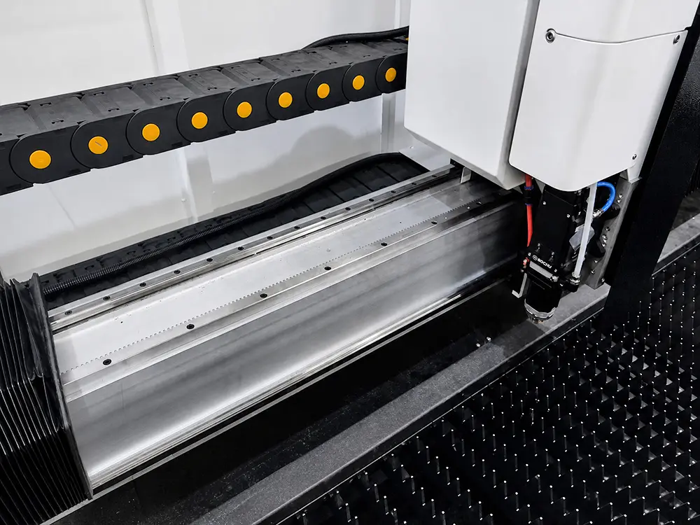 Lightweight aluminum alloy gantry beam Lightweight aluminum alloy gantry beam of the enclosed fiber laser sheet cutting machine with pull-out worktable