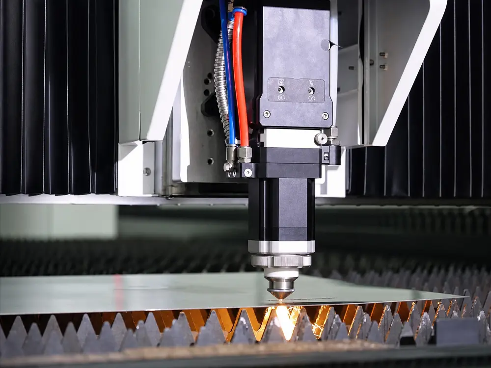 BOCHU BLT421S laser cutting head BOCHU BLT421S laser cutting head of the enclosed fiber laser sheet cutting machine with pull-out worktable