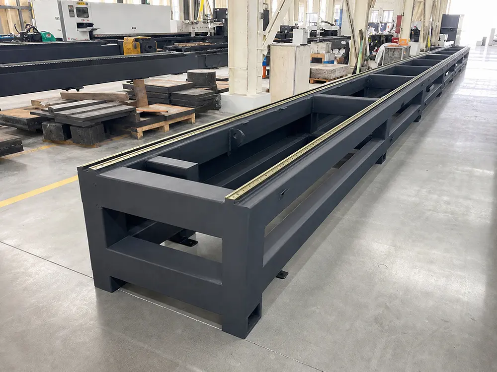Heavy-duty horizontal dual-girder machine bed Heavy-duty horizontal dual-girder machine bed of the 3-chuck fiber laser tube cutting machine