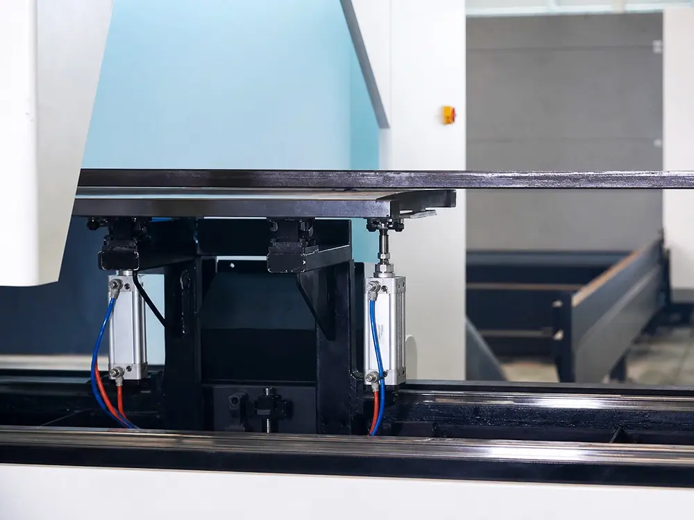 The follow-up flip-tray unloading system supports the tubing during processing The follow-up flip-tray unloading system supports the tubing during processing