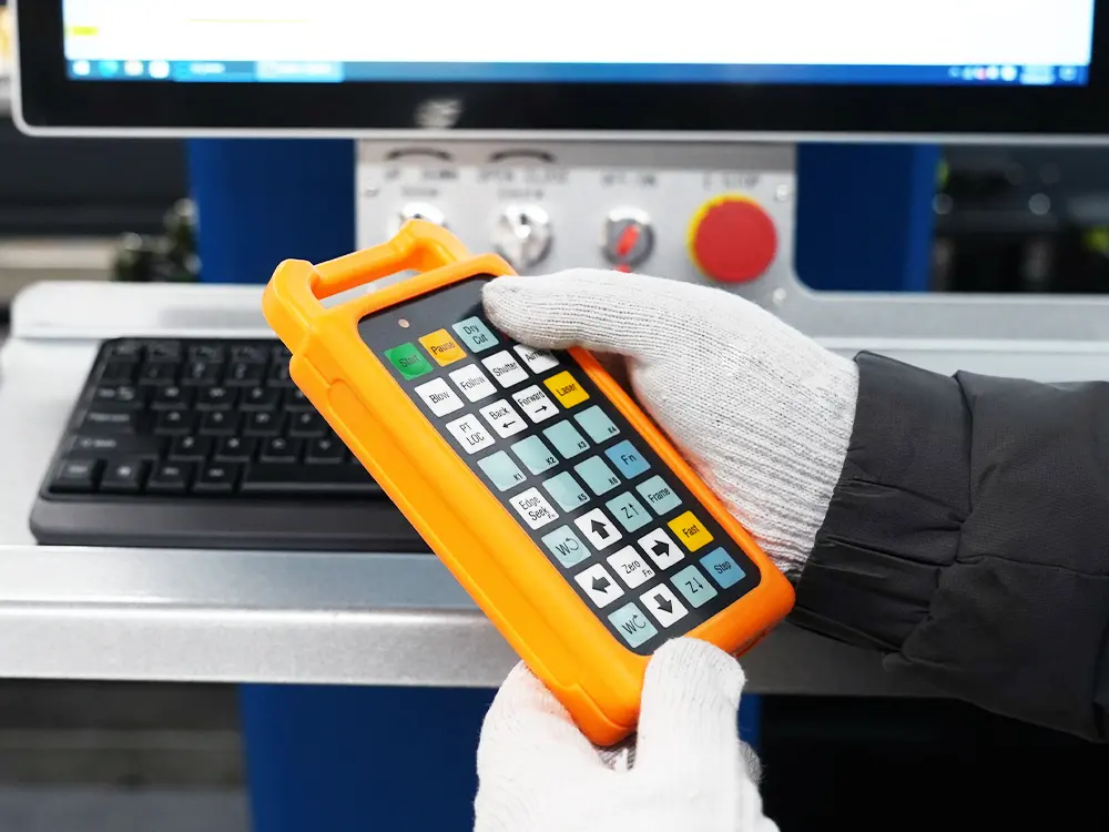 BOCHU WKB-V6 wireless handheld controller BOCHU WKB-V6 wireless handheld controller for the 3-chuck fiber laser tube cutting machine