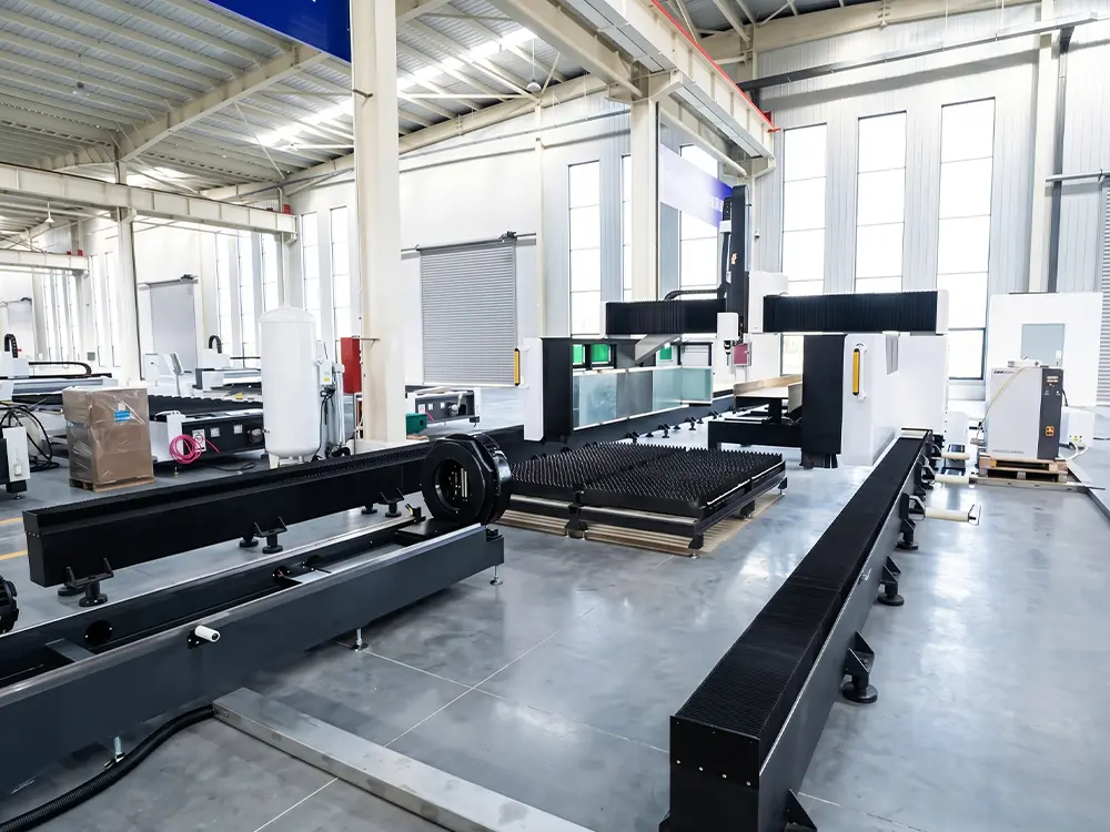 Front left view of the CK-13033-GRH large-scale all-in-one fiber laser cutting machine Front left view of the CK-13033-GRH large-scale all-in-one fiber laser cutting machine
