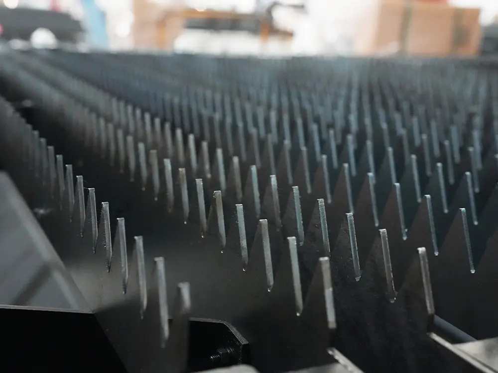 Ultra-large slat worktable Ultra-large slat worktable of the CK-13033-GRH large-scale all-in-one fiber laser cutting machine