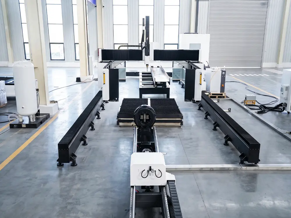 Front view of the CK-13033-GRH large-scale all-in-one fiber laser cutting machine Front view of the CK-13033-GRH large-scale all-in-one fiber laser cutting machine