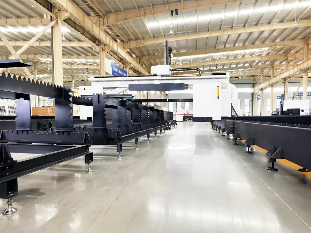Modular heavy-duty ground-rail machine bed Modular heavy-duty ground-rail machine bed of the CK-13033-GRH large-scale all-in-one fiber laser cutting machine
