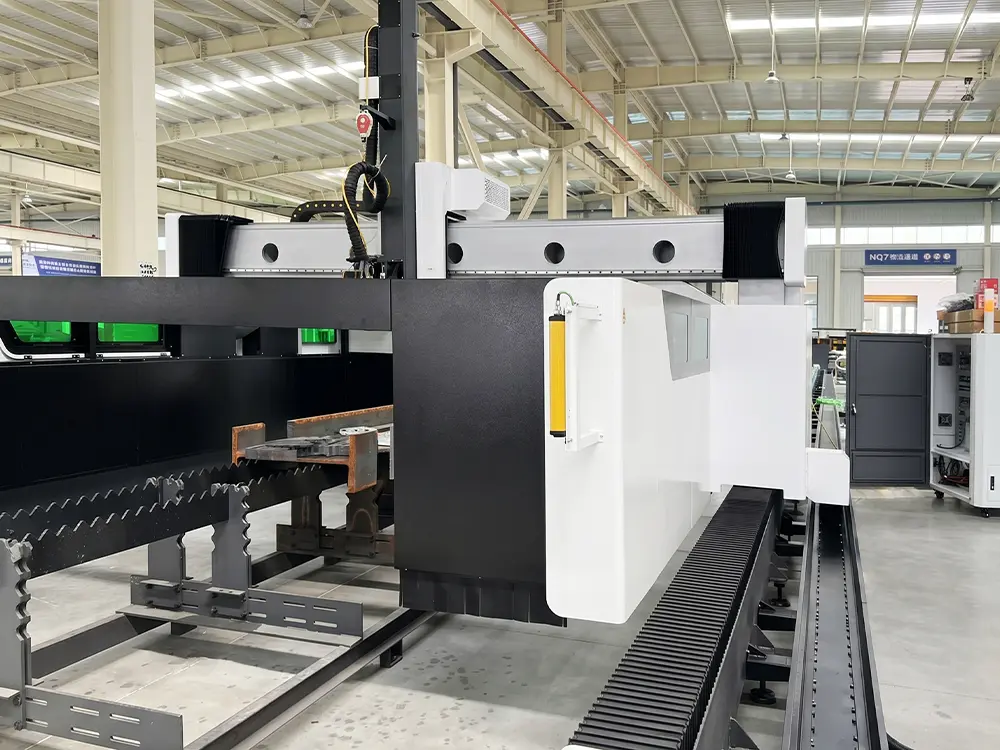 Safety light curtains Safety light curtains of the CK-13033-GRH large-scale all-in-one fiber laser cutting machine