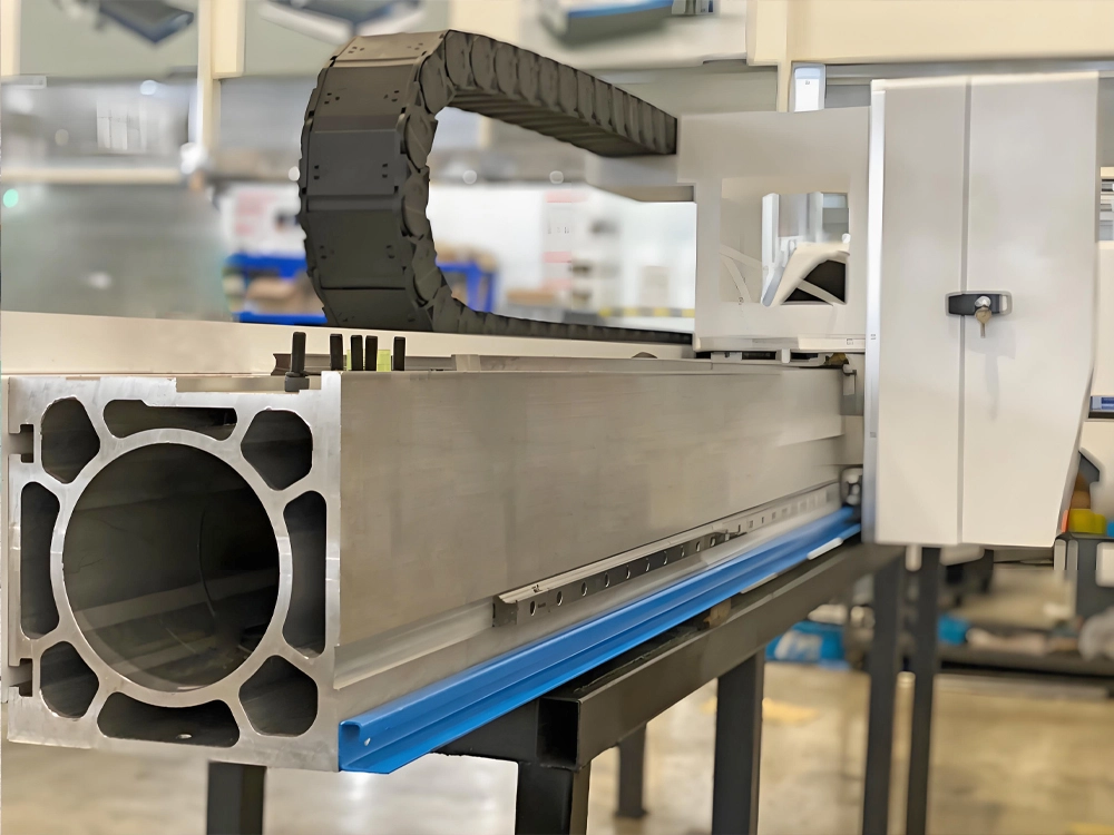 Lightweight aluminum alloy gantry beam of the 2040 enclosed fiber laser cutting machine with dual-shuttle table