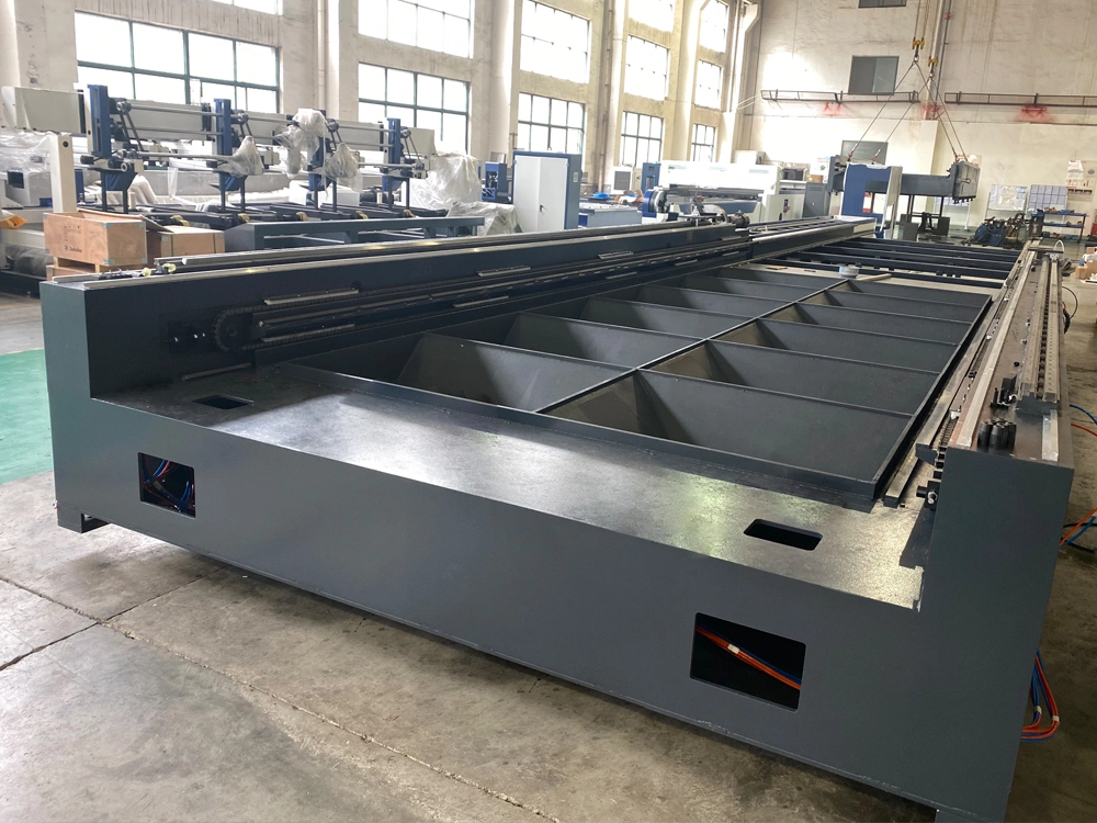 Heavy-duty bed frame of the 2040 enclosed fiber laser cutting machine with dual-shuttle table