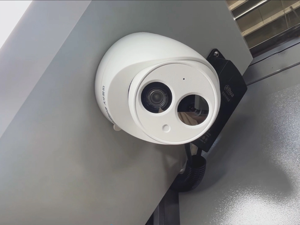 HD camera of the 2040 enclosed fiber laser cutting machine with dual-shuttle table