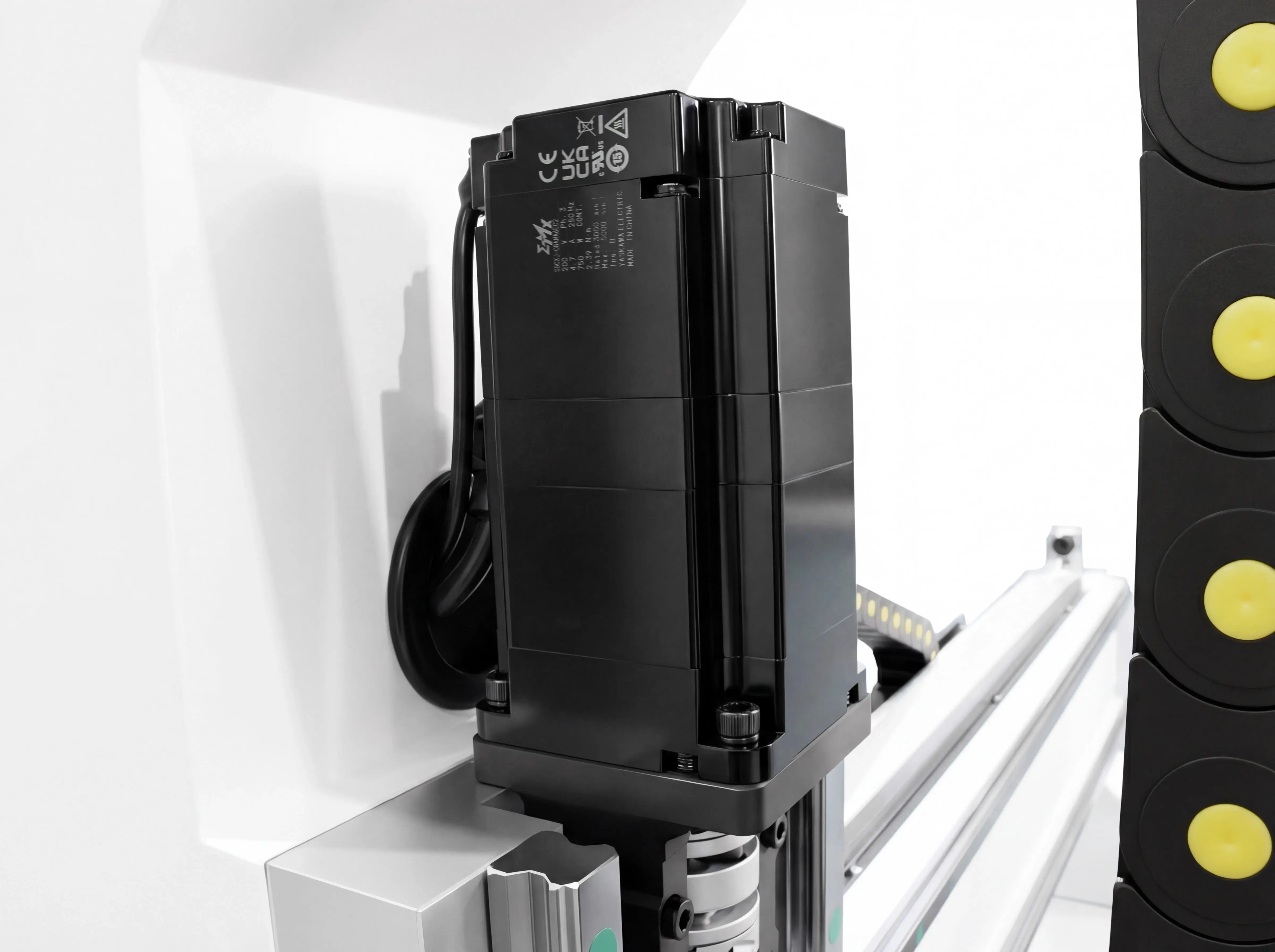 Z-axis Yaskawa (Japan) servo motor for Spire 1325 CNC wood router