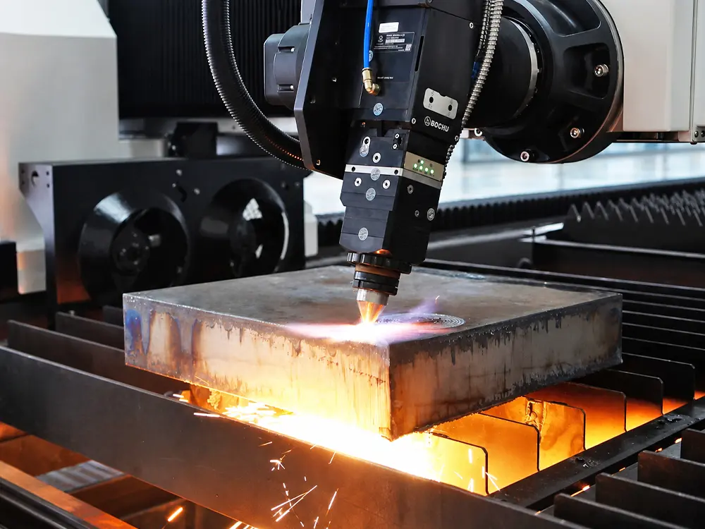Bevel cutting with intelligent compensation Bevel cutting with intelligent compensation of the laser-flame(oxyfuel) hybrid cutting machine