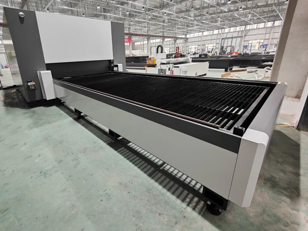 Top 2040 Enclosed Fiber Laser Cutting Machine with  Dual-Shuttle Table