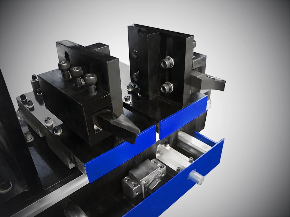 Switchable multi turning-tool