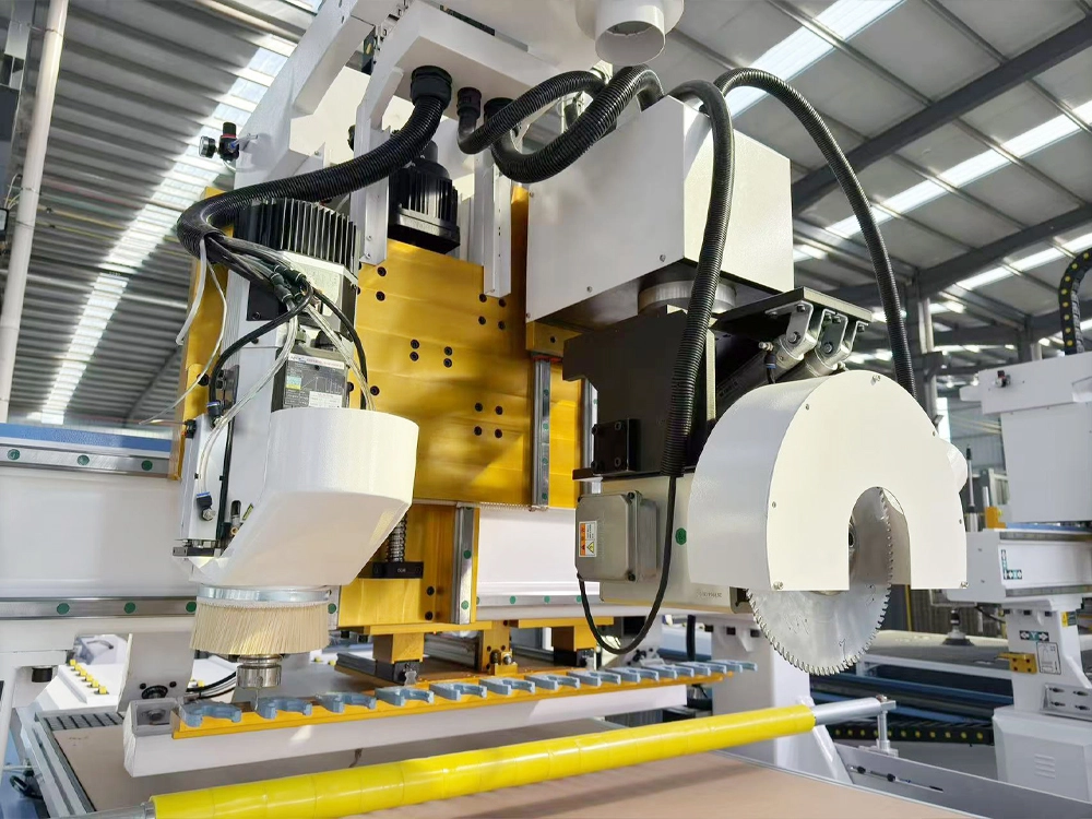 Optional saw blade spindle for CNC wood router