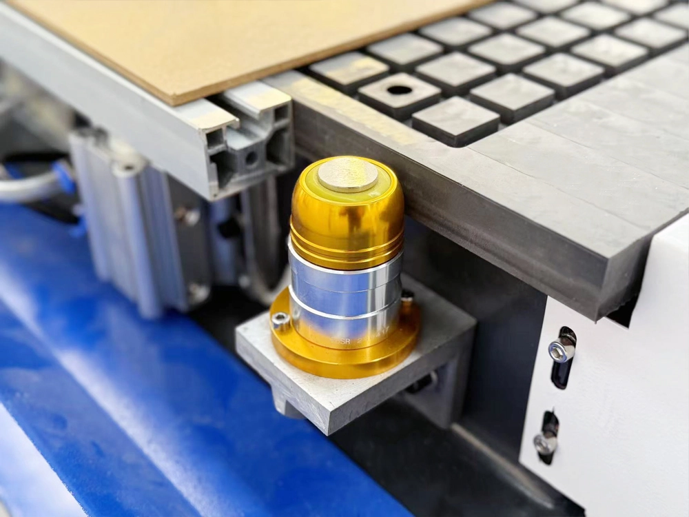 Automatic tool setting device for CNC router