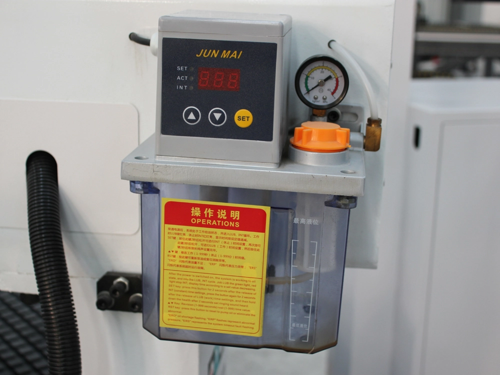 Automatic lubrication oil pot for separating the blade and the holder