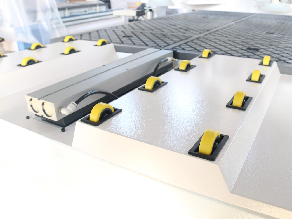 Feeding roller for CNC router