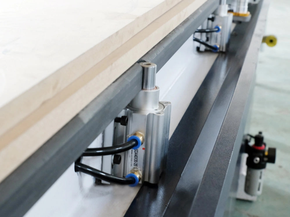 Positioning cylinder for separating the blade and the holder