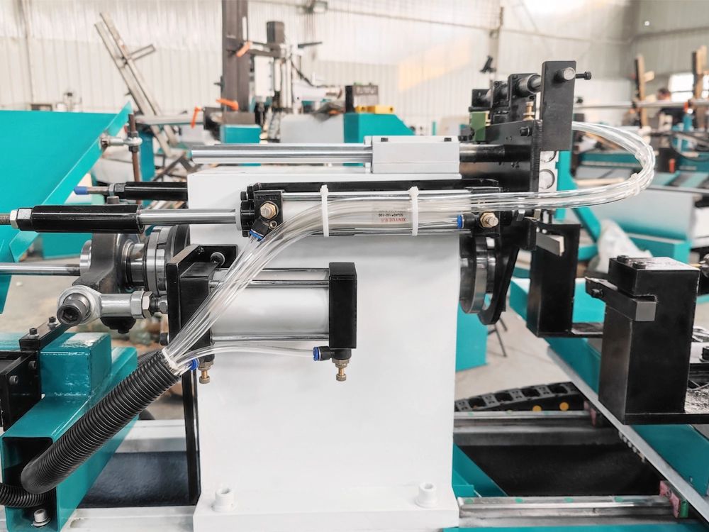 Material pulling cylinder adjustment device, capable of controlling single feeding length