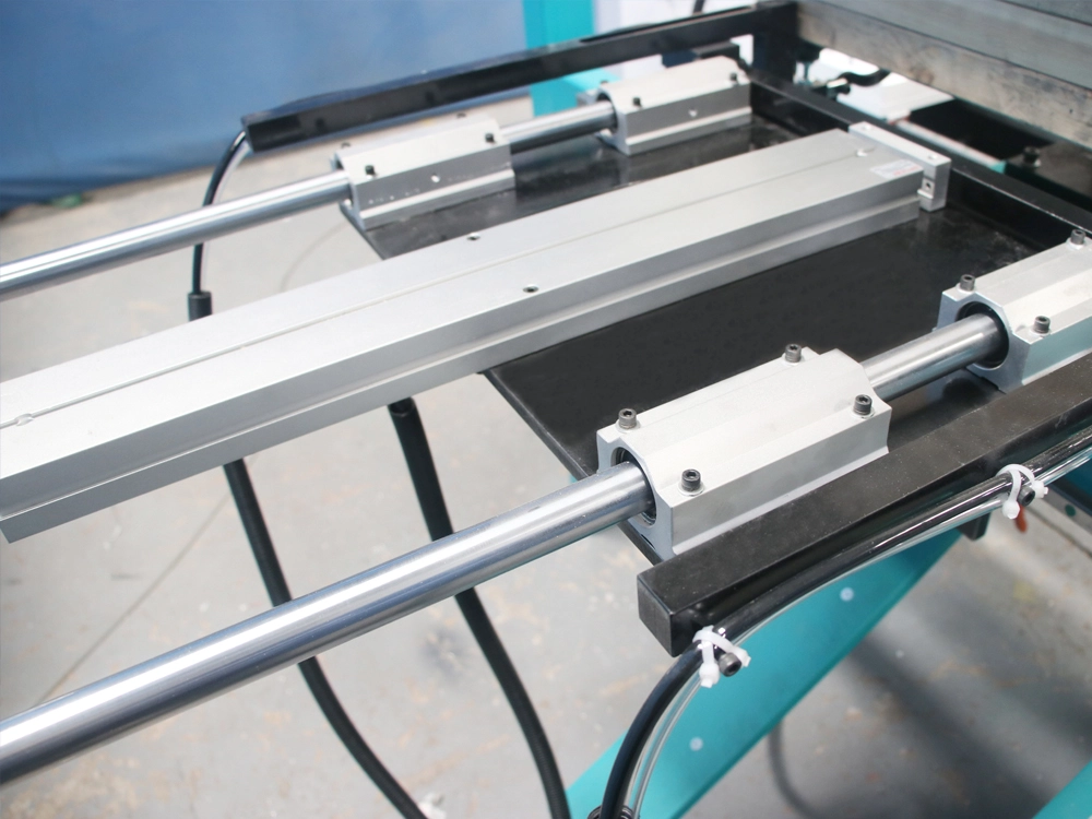 Automatic feeding cylinder for CNC wood lathe