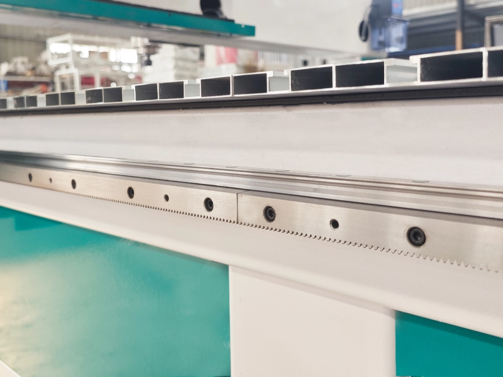 Transmission system of multi-station CNC router