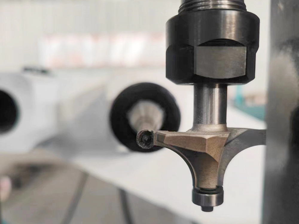 Radius cutter for 3-station pool cue lathe