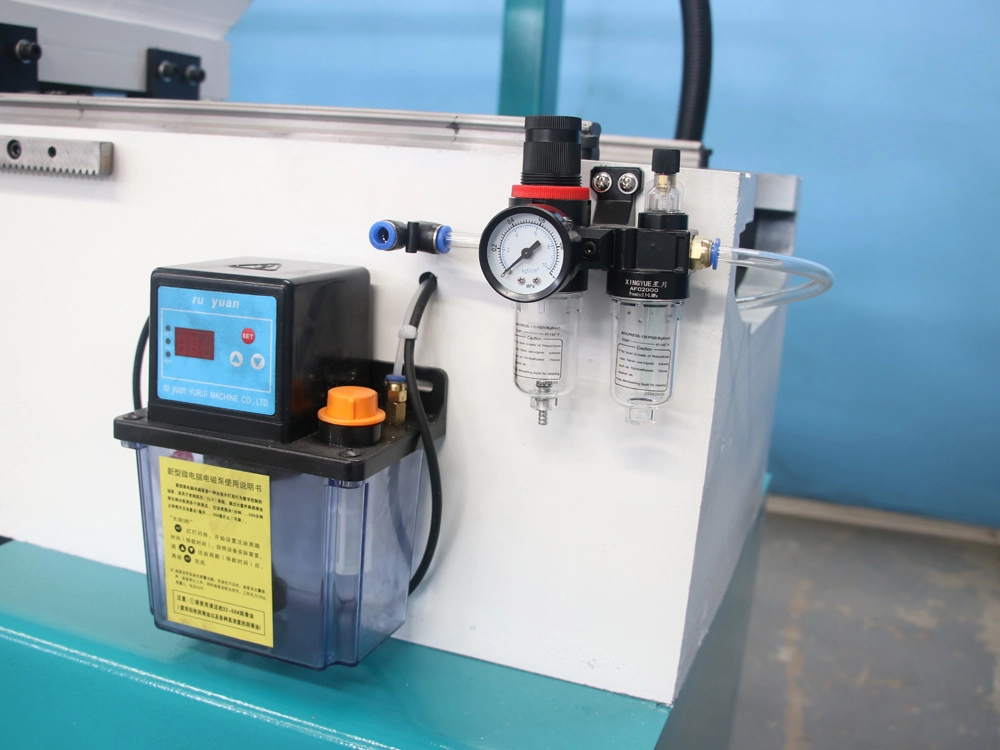 Lubricating oil pot of automatic feeding pool cue lathe