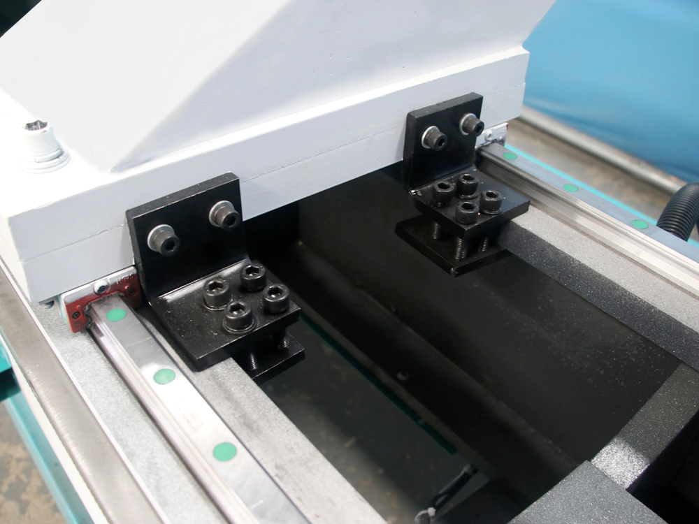 Tailstock locking device of automatic feeding pool cue lathe