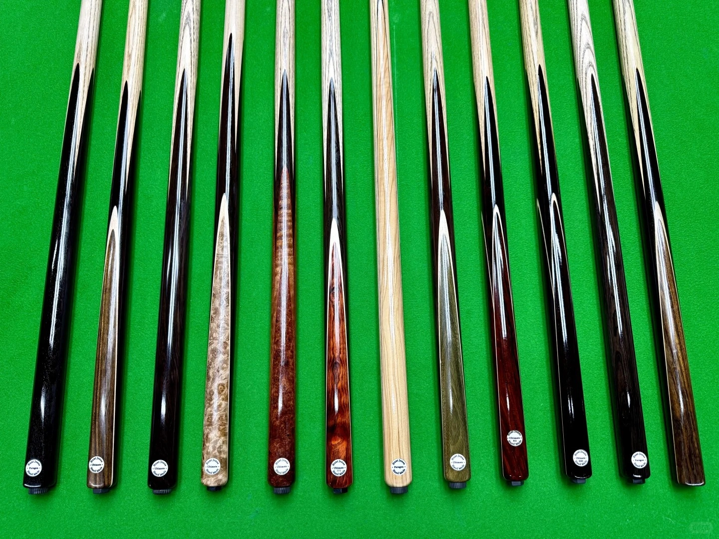 Examples of billiard cues that can be processed on the pool cue CNC lathe Examples of billiard cues that can be processed on the pool cue CNC lathe