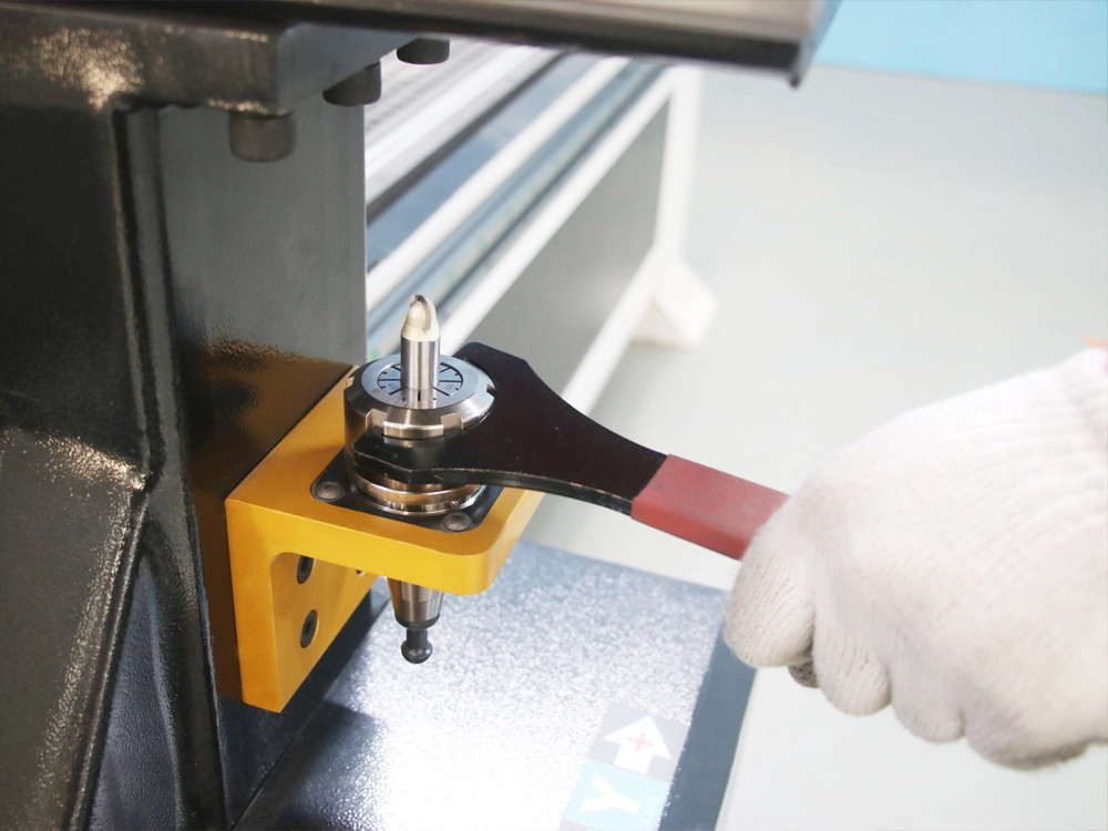 Clamping device for separating the tool and the holder